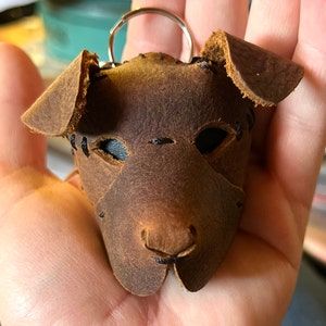 Leather Animals Pattern, Diy Leather Keychain Template, Leather Keychain Template Free, Leather Keychain Ideas, Leather Dog Keychain Pattern, Handmade Leather Bag Pattern, Leather Dog Keychain, Leather Working Projects, Leather Jewelry Diy