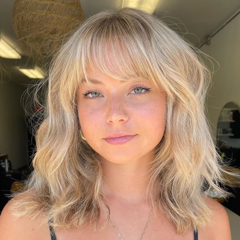 Whispy Front Bangs Short Hair Blonde, Taylor Swift Wispy Bangs, Bangs And Layered Hair Medium, Fine Hair Haircuts Bangs, Feather Bangs Short Hair, Trending Hairstyles With Bangs, Short To Medium Hair With Bangs, Bangs With Short Layered Hair, Short Blonde Hair With Bangs And Layers