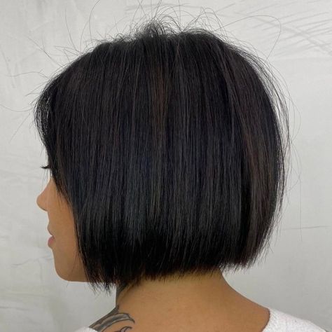 Jaw Length Bob With Bangs, Jaw Length Hair, Jaw Length Bob, Short Funky Hair, Razor Bob, Ginger Bob, Black Hair With Brown Highlights, Bob With Layers, Kim Hair