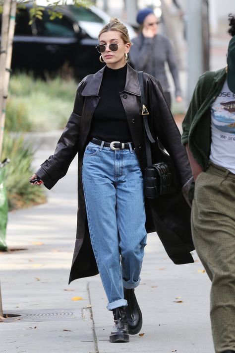 Alice Dellal, Black Leather Trench Coat, Supermodel Style, Justine Skye, Blue Mom Jeans, 90s Inspired Outfits, Trench Coat Outfit, Black Leather Coat, Outfit Mujer