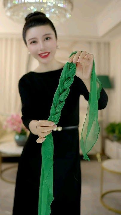 Folding Scarves, Long Scarf Tying, Diy Fashion Projects, Short Neck, Ways To Wear A Scarf, How To Wear A Scarf, Diy Fashion Hacks, Diy Scarf, Stylish Scarves