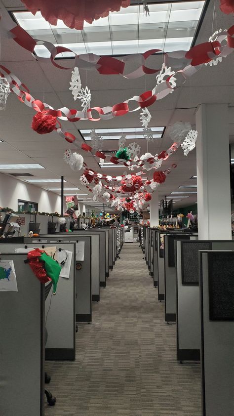 Christmas Decorations Workplace, Decorating A Classroom For Christmas, Christmas Decor Workplace, Christmas Office Hallway Decorations, Office Ceiling Christmas Decor, Corporate Office Christmas Decor, Office New Year Decoration, Christmas Decoration Themes Office, Christmas Oficce Decor Ideas