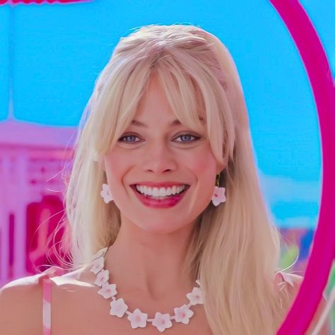 Margot Robbie Hair, Hair Movie, Growing Out Bangs, Barbie 2023, Barbie Hairstyle, Barbie Hair, Short Hair Tutorial, Fringe Hairstyles, Medium Hair Cuts