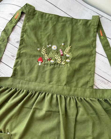 Embroidered Apron for Mum ☘️💚 #handmadeapron #flowerapron #embroideredapron Order on Stitcheryzone.com to save 20% OFF 🤙 Embroidery Apron Ideas, Apron Embroidery Ideas, Bee Apron, Apron Embroidery, Amish Clothing, Apron Gardening, Embroidery Aprons, Apron Women, Apron Ideas