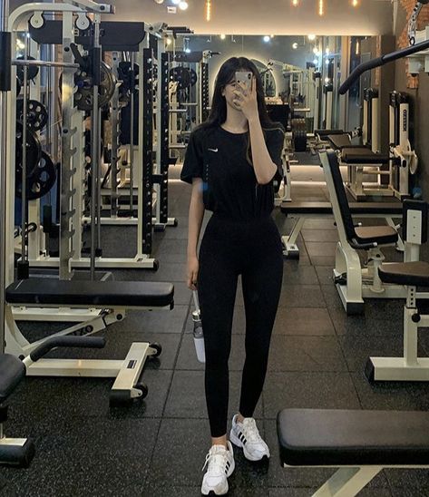 Modest Gym Outfit, Imaan Hammam, Gymwear Outfits, Outfit Korean, Gym Workout Outfits, Gym Clothes Women, Dress Design Patterns, Causual Outfits, Womens Workout Outfits