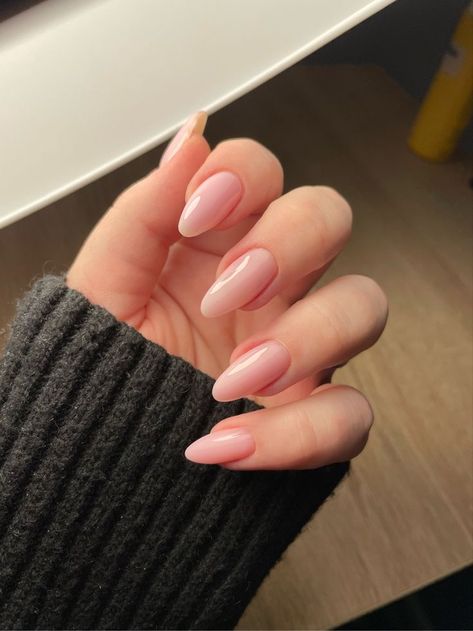 Nude Ombré Almond Nails, Almond Nails Professional, Milky Nude Nails Almond, Almond Nails Natural Color, Clean Girl Almond Nails, Almonte Nails, Pinky Nude Nails Almond, Plain Acrylic Nails Almond, Nude Nails Oval