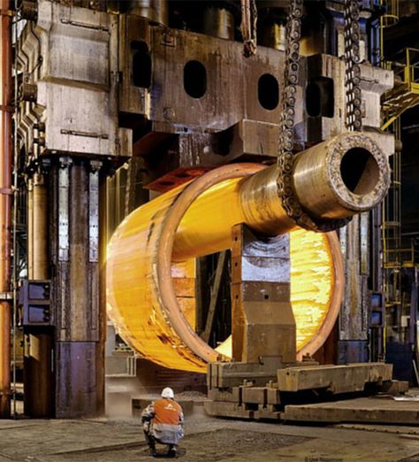 Un réacteur nucléaire fait dans la forge. Nuclear Reactor, Steel Mill, La Forge, Industrial Machinery, Industrial Machine, Steam Generator, Industrial Photography, Heavy Machinery, Machine Shop