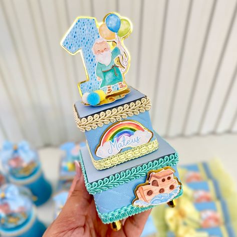 Mais detalhes dessa festa linda!✨ A mamãe do Mateus encomendou nossa linha Premium em nossa loja do Elo7, assim que viu o tema do seu pequeno se apaixonou, mas adaptamos para que ficasse exatamente na paleta de cores passada por ela! E assim surgiu essa versão maravilhosa💙🐶🦁🦒🐮🐅 Venha conhecer nossa loja no Elo7 ou fazer seu orçamento em nosso WhatsApp, links na bio📲 #festaarcadenoé #caixinhasarcadenoé #arcadenoé On Instagram