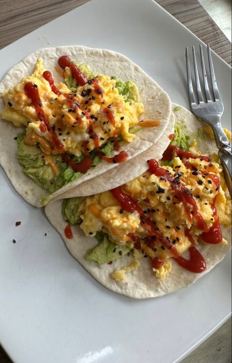 #recette #health #healthyfood #healthyrecipe #food #eat #goodeats #healthcare #yummy #yummyhealthyrecipes #yummyhealthyeasy #wraps #wrapsrecipes #eggs #avocado Dinner For Diet Meal Ideas, Somewhat Healthy Meals, Ideas For Healthy Dinner, Foods With Eggs, Easy Food At Home, Egg Avocado Wrap, Avocado Egg Wrap, Pregnancy Foods To Eat Meal Ideas, Breakfast Inspo Healthy