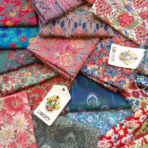 Tela, Liberty Quilt, Liberty Prints, Liberty Fabrics, Liberty Of London Fabric, Beautiful Fabrics, Fabric Inspiration, Fabric Designs, Pretty Fabric