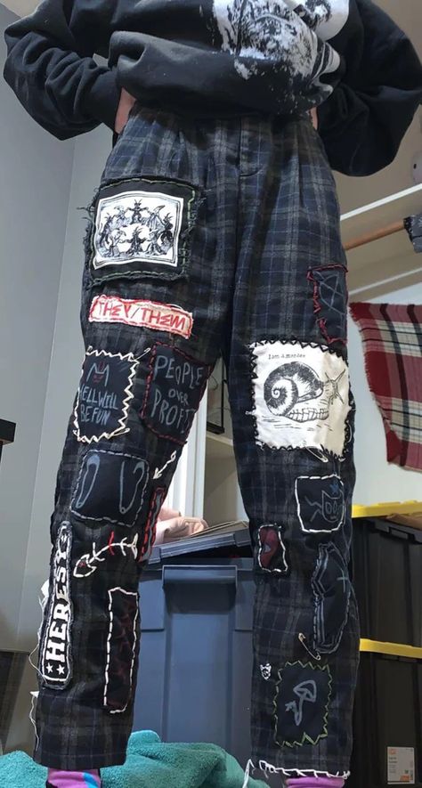 Punk Fashion Diy, Battle Jacket, Estilo Hippie, Altering Clothes, Punk Outfits, Alt Fashion, Swaggy Outfits, Alternative Outfits, Edgy Outfits