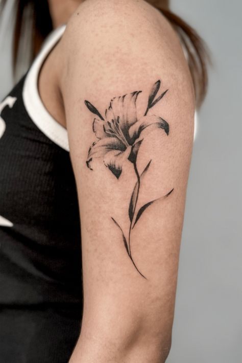 Lilly Tattoo Design, Lilly Tattoo, Lady Tattoo, Lillies Tattoo, Lily Tattoo Design, Lily Flower Tattoos, Tattoo Apprenticeship, Bunny Tattoos, Lily Tattoo