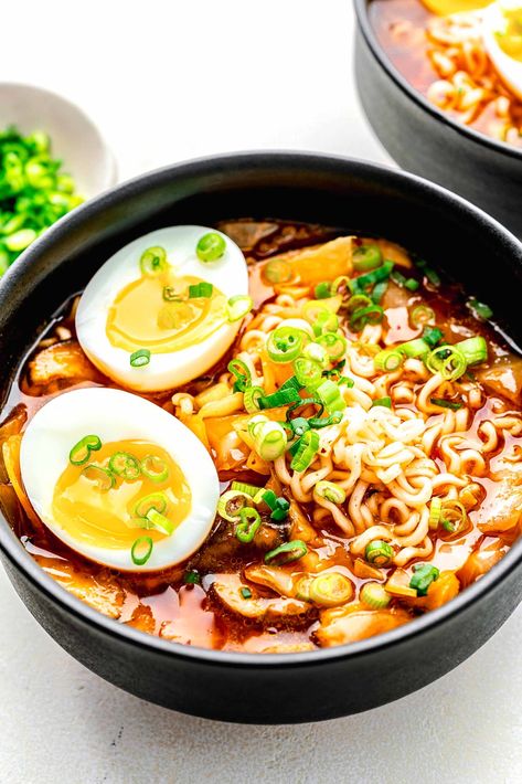 Shrimp Noodles Recipes, Kimchi Noodles, Kimchi Ramen, Ramen Dinner, Spicy Kimchi, Ramen Broth, Ramen Dishes, Ramen Bowls, Ramen Noodle Soup