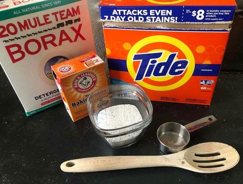 "Follow a 1 to 1 to 2 ratio (the 2 being the detergent), adjusting the amounts based on how much water you're using," Dr. Mullans tells us. NOTE: use washing soda, not regular baking soda! Borax Washing Soda Detergent, Borax Baking Soda Laundry, Laundry Stripping Recipe For Whites, Stripping Towels, Laundry Stripping Recipe, Laundry Stripping, Baking Soda Benefits, Cleaning Diy, Powder Laundry Detergent