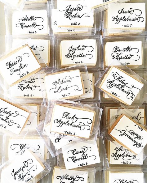 edible place card idea...only with my fave calligraphist @carlahagan_designs… Card Cookies, Coffee Wedding Favors, Food Wedding Favors, Honey Wedding Favors, Tie The Knot Wedding, Diy Wedding Table, Edible Favors, Wedding Favors And Gifts, Cookie Table