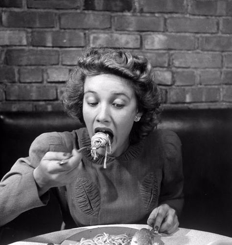 How to Eat Spaghetti Like a Lady in the 1940s. (Note: Slurping Is Totally Acceptable) Eating Spaghetti, August Sander, Alfred Eisenstaedt, Edward Weston, Robert Doisneau, Food Rules, Richard Avedon, Eating Food, People Eating