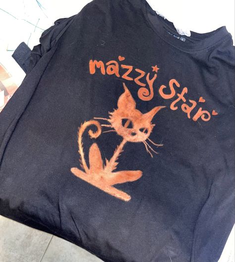 Upcycling, Mazzy Star Logo, Y2k Bleached Shirt, Mazzy Star Shirt, Mazzy Star Vinyl, Mazzy Star Outfit, Bleaching Shirts Diy, Band Tees Diy, Diy Band Shirt