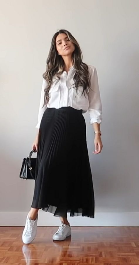 Long Black Skirt Outfit, Black Skirt Outfits, Chique Outfit, Long Skirt Outfits, Casual Dressy, Black Pleated Skirt, Elegante Casual, Quick Outfits, Classy Fashion