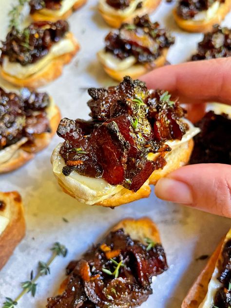 Brie and Bacon Jam Crostini - Thechowdown Bacon Jam Crostini, Bacon Jam Appetizer, Bacon Onion Jam, Pineapple Shrimp, Spicy Pineapple, Crostini Appetizers, Thanksgiving Appetizer, Crostini Recipes, Shrimp Skewers