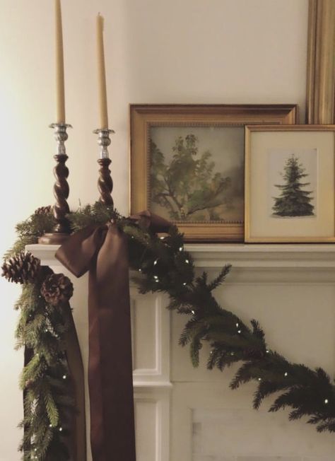 Wreath On Fireplace Mantel, Cottage Shelf Styling, Amber Interiors Christmas Decor, Dark Woodland Christmas, Christmas Home Decor Neutral, Classy Vintage Christmas Decor, Cozy Classic Christmas Aesthetic, Understated Fall Decor, Neutral Vintage Christmas Decor