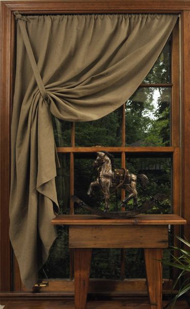 DIY Shaker pull back curtain- I like this for the bedroom curtains...do you think it would work for a window that is wider than it is tall? Rideaux Shabby Chic, Farmhouse Window Treatments, Curtains And Draperies, Farmhouse Windows, Country Curtains, 2024 Trends, Diy Curtains, Kitchen Window, Kitchen Curtains