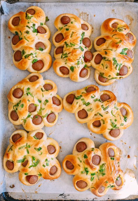 This recipe for flower hot dog buns yields Chinese bakery results with soft bread, a pretty visual pattern, and bright green scallions. Source: thewoksoflife.com Chinese Bakery Buns, Hot Dog Buns Recipe, Savoury Bread, Chinese Bakery, Lao Food, Milk Bread Recipe, Dog Bread, Asian Recipe, Soft Bread