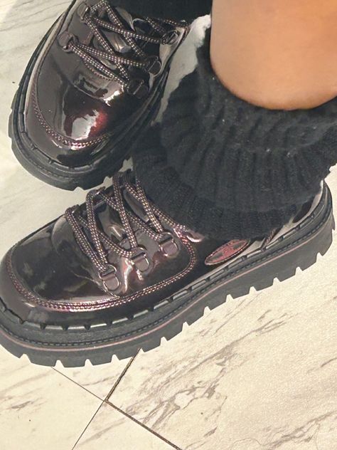 Sketchers Aesthetic, Skechers Jammers Outfit, Cute Chunky Shoes With Leg Warmers, Sketchers Jammers Outfit, Chunky Skechers, Platform Shoes Masc, Winter Platform Grunge Boots, Platform Shoes Aesthetic, Sketchers Jammers