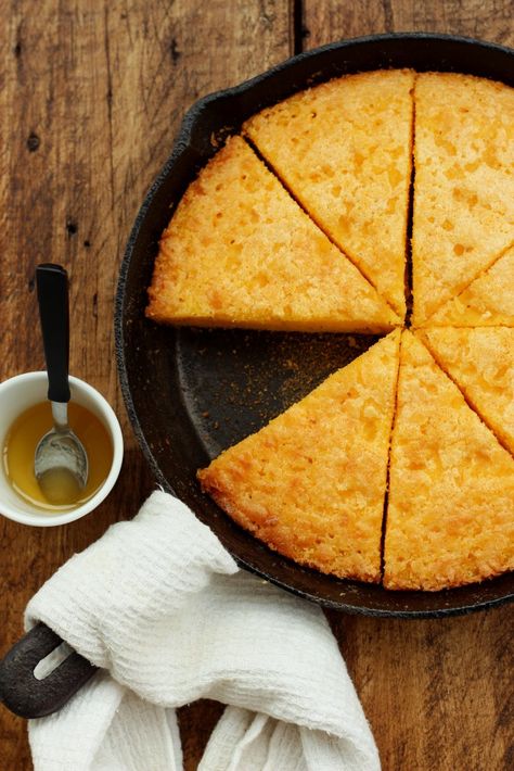 Gluten-free Skillet Cornbread Best Cornbread Recipe, Gluten Free Cornbread, Skillet Cornbread, Pain Sans Gluten, Gluten Free Living, Corn Bread Recipe, Gluten Free Eating, Gf Recipes, Foods With Gluten