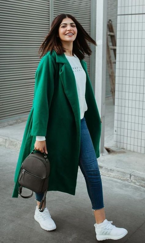 Green Coat Winter Outfit, Emerald Coat Outfit, Emerald Green Coat Outfit, Emerald Green Winter Outfit, Outfits Saco Verde, Saco Verde Mujer Outfit Casual, Outfit Saco Verde, Green Wool Coat Outfit, Green Coat Outfit Winter