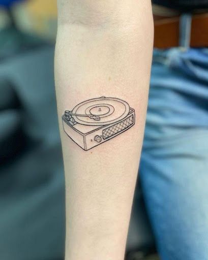 Turntable Tattoo, Vinyl Record Tattoo, Hardcore Tattoos, Record Tattoo, Record Player Tattoo, Vinyl Tattoo, Basic Tattoos, Hip Thigh Tattoos, Stick N Poke Tattoo