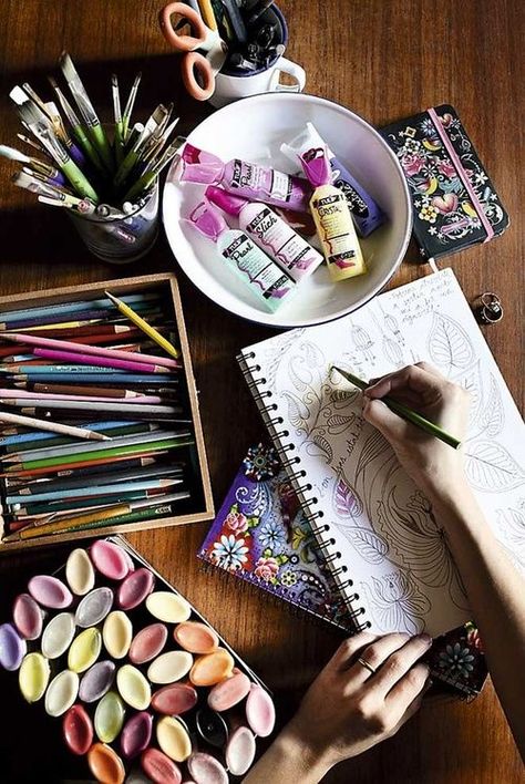 Awesome art studio, I love it! Classe D'art, Artist Supplies, Artist Aesthetic, Artist Life, Art Tools, Art Journals, Space Art, Creative Space, Art Studios