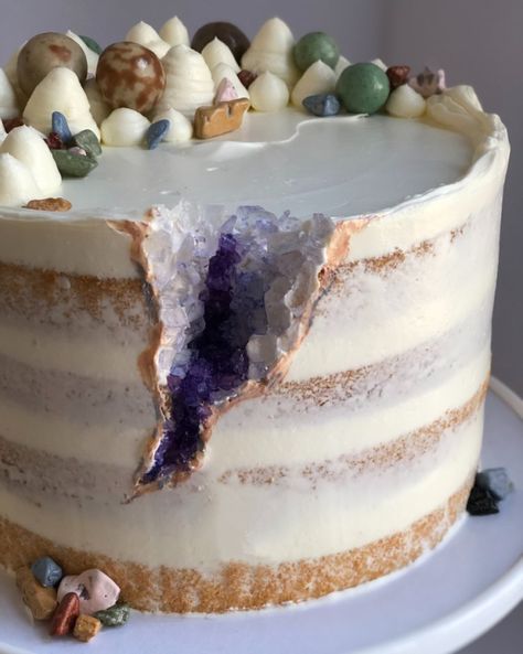 Geology Cake, Gem Cake, Cakes To Make, Rock Cake, Geode Cake, Crystal Cake, Small Cakes, Hazelnut Cake, Science Party