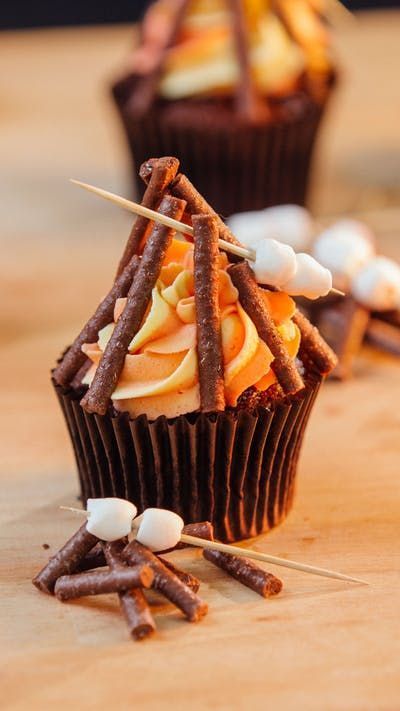 Create your own bonfire without having to go outside in the cold! Cupcake Receptek, Campfire Cupcakes, Outside Picnic, Fun Cupcakes, Camping Meals, Chocolate Cupcakes, Let Them Eat Cake, Cupcake Recipes, Marshmallows