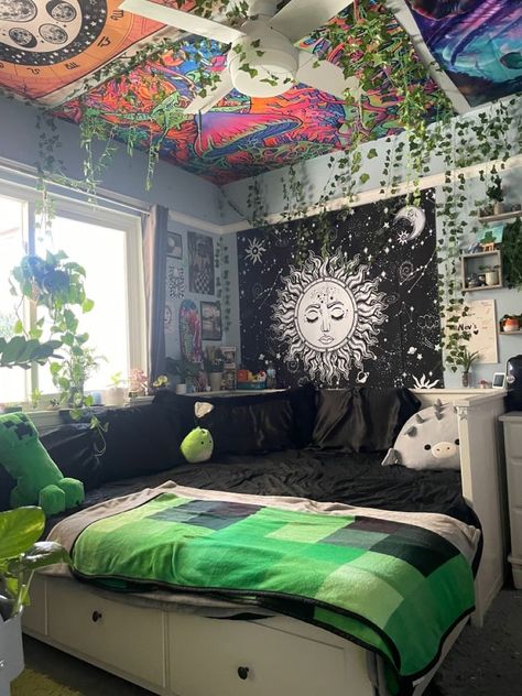 Cool Comfy Bedroom Ideas, Beaded Door Curtains Bedroom, Indie Bed Frame, Room Ideas Trippy Aesthetic, Weird Bedroom Decor, Ceiling Ideas Bedroom Aesthetic, Tapestry On Ceiling, Pothead Bedroom Decor, Trippy Rooms Aesthetic