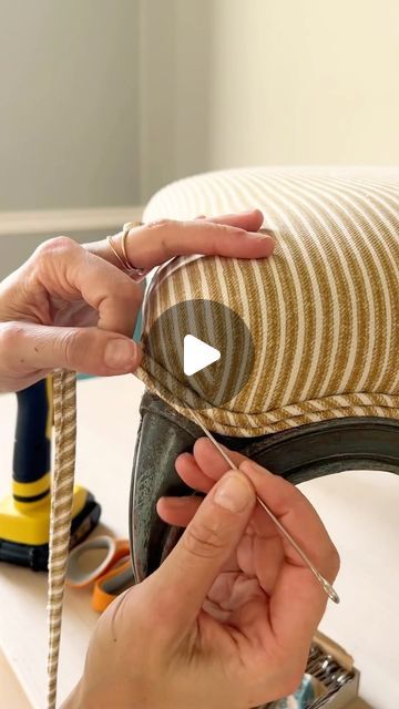 Upholstery Fabric Projects, Upholstered Chairs Diy, Diy Furniture Upholstery, Furniture Reupholstery, Reupholster Furniture, Upholstery Diy, Screen Layout, Vintage Stool, Rope Knots