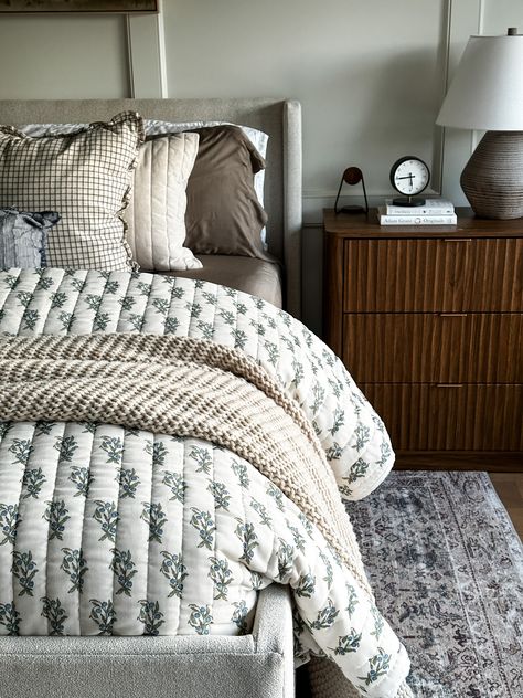 Bedroom Pattern Mixing, Bedding Ideas With Quilts, Guest Room Comforter Ideas, Duvet With Quilt, Teal Bedding Ideas Color Combos, Patterned Bedding Ideas, Warm Bedding Ideas, Vintage Farmhouse Bedroom Ideas, Comforter Set Ideas