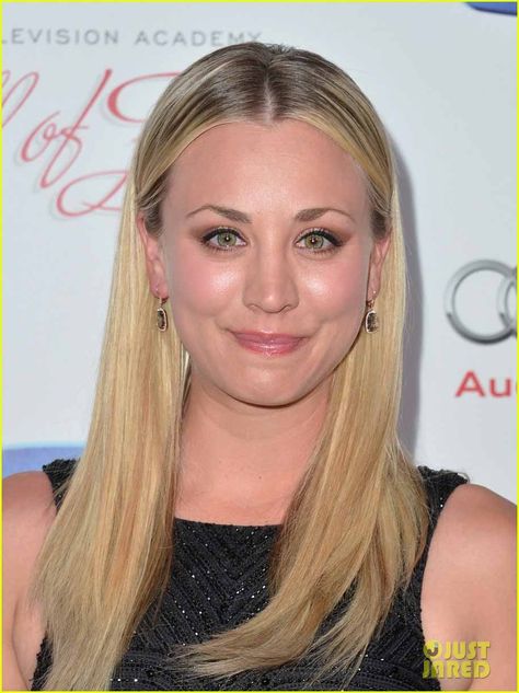 Kaley Cuoco in Meira T Kayle Cuoco, Kaley Cuoco Style, Kaley Cuoco Body, Kayley Cuoco, Light Pink Lip Gloss, Blonde Locks, Beauty People, Celebrity Jewelry, Beverly Hilton Hotel