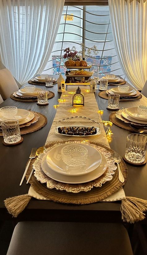 Ramadan Kareem Aesthetic, Ramadan Table Setting, Ramadan Table Decor, Table Setting Etiquette, Food Table Decorations, Pink And Gold Wallpaper, Iftar Party, Brown Dining Table, Cool Room Designs