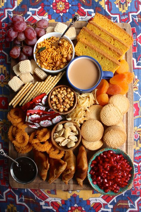 Tea Party Board, Indian Hi Tea Party Ideas, Chai Party Ideas, Indian Snack Board, Pakistani Appetizers, Desi Charcuterie Board, Pakistani Decor, Indian Food Party, Evening Tea Party