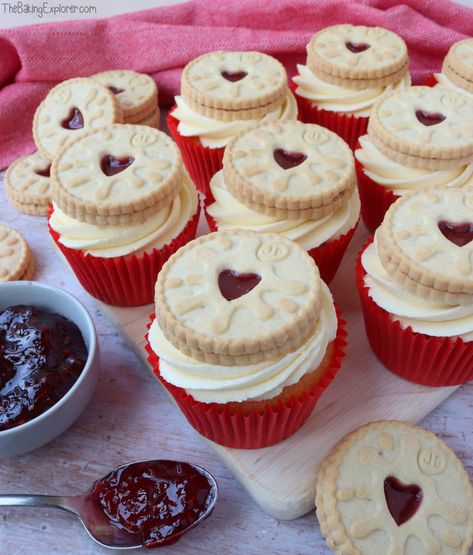 Dodger Cupcakes, Jammie Dodgers, Orange Loaf Cake, Cupcakes Filled, Tray Bake Recipes, Filled Cupcakes, Cupcake Designs, British Food, Vanilla Cupcakes