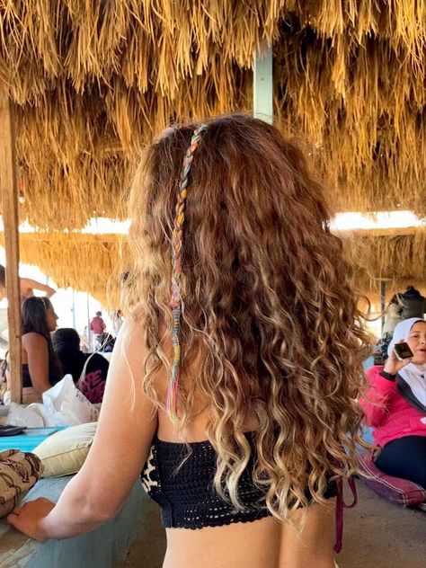 Curly Beachy Hair, Beach Hair Dye, Summer Waves Hair, Long Beach Hairstyles, Beach Braids Summer, Curly Hair Tinsel, Summer Hairstyles Wavy Hair, Merliah Summers Hair, Hair Yarn Wrap Braids