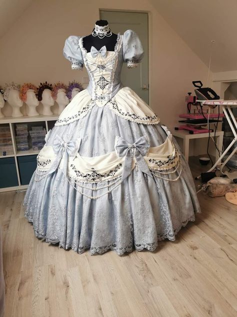 Period Dresses Victorian Ball Gowns, Ball Gowns Victorian, Victorian Dress Gown, 1800s Dresses, Victorian Ball Gowns, Victorian Era Dresses, Fancy Wedding Dresses, Old Fashion Dresses, Fairytale Dress