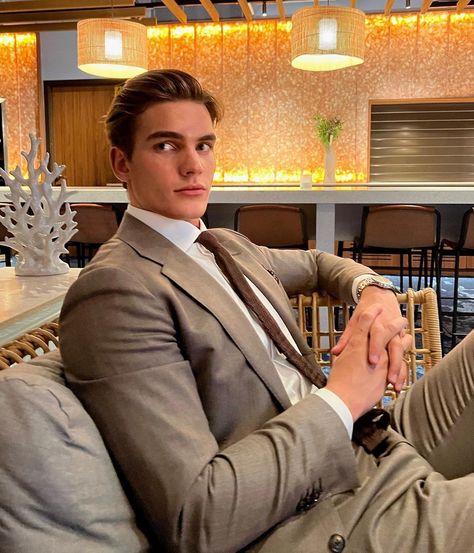 Oliver Kaasgaard on Instagram: "Saturday Night Fever" Old Money Style Men Casual, Suit Man Aesthetic, Guys In A Suit, Oliver Kaasgaard, Suit Aesthetic Mens, Old Money Suits Men, Man In Suit Aesthetic, Men In Suits Aesthetic, Suits Men Aesthetic