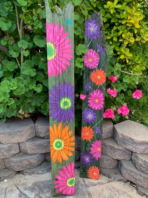 House Front Garden, Front Garden Design Ideas, Colorful Daisies, Yard Art Crafts, Plank Art, Garden Fence Art, Wood Yard Art, Art Pole, Driftwood Art Diy