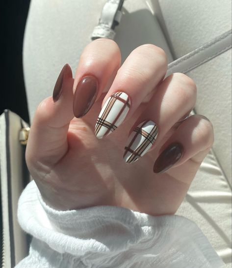 Burberry Nails, Plaid Nail Designs, Plaid Nail Art, Nail Fall, Checkered Nails, Kutek Disney, Simple Fall Nails, Stunning Nail Designs, Cute Simple Nails