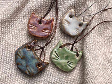 Ceramic Cats, Ceramic Pendant Necklace, Colorful Cat, Ceramic Cat, Ceramic Necklace, Cat Pendant, Pottery Crafts, Clay Necklace, Ceramics Ideas Pottery