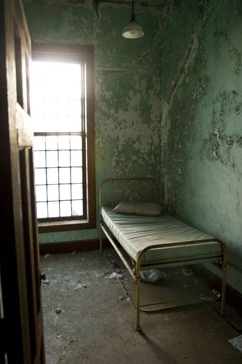 Horror Bedroom, Abandoned Warehouse, Mental Asylum, Old Hospital, Abandoned Asylums, Psychiatric Hospital, Abandoned Hospital, Old Beds, Hospital Room