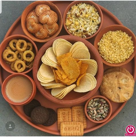 Indian Fast Food, Variety Food, Diwali Food, Catering Ideas Food, Vegetarian Snacks Recipes, Healthy Food Dishes, Easy Food Art, Delicacy Food, Tea Time Snacks