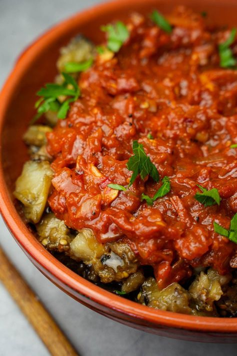 Eggplant Shakshuka Recipe, Turkish Tomato Sauce, Eggplant In Tomato Sauce, Eggplant Turkish Recipe, Turkish Stuffed Peppers, Musaka Recipe Eggplant, Turkish Eggplant Recipes, Turkish Shakshuka, Vegan Turkish Recipes