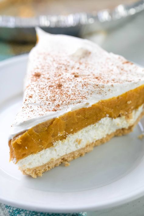 No Bake Pumpkin Pie - Made with a graham cracker crust and layers of cream cheese, spiced pumpkin filling, pudding, and Cool Whip - a perfect fall dessert! Pumpkin Pie Ingredients, Classic Pumpkin Pie Recipe, Pumpkin Pie Ideas, Pumpkin Cream Pie, Pumpkin Cream Cheese Pie, Easy Pumpkin Dessert, Pumpkin Pie Recipe Easy, Perfect Pumpkin Pie, Pumpkin Filling